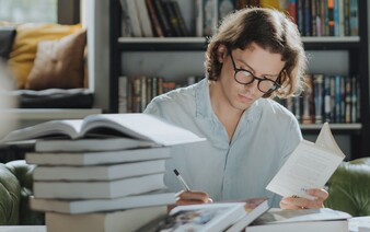 Vysoká škola ruší bakalářské práce i ústní zkoušení u státnic. Tohle je nahradí