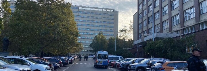 Vysokou školu ekonomickou v Praze opět kontrolovali policisté, nahlášení bomby se nepotvrdilo 