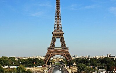 Vyšplhala na Eiffelovku. Odvážná mistryně v parkouru překonala světový rekord