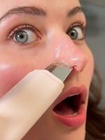 Vyzkoušela jsem ultrazvukovou špachtli na čištění pleti: Jaká má rizika a může nahradit návštěvu kosmetického salonu?
