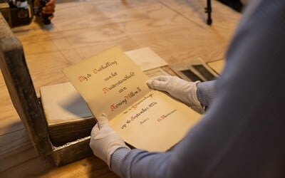 Vzácny storočný objav: otvorili časovú schránku, našli v nej starodávne dokumenty aj knihy o bojoch proti Napoleonovi