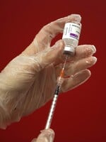 WHO odkazuje štátom, aby sa nebáli očkovať vakcínou AstraZeneca. Tromboembolické príhody sa týkajú len 0,0007 % prípadov