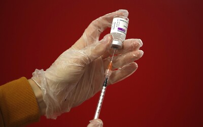 WHO vzkazuje státům, aby se nebály očkovat vakcínou AstraZeneca. Tromboembolické příhody se týkají pouze 0,0007 % případů