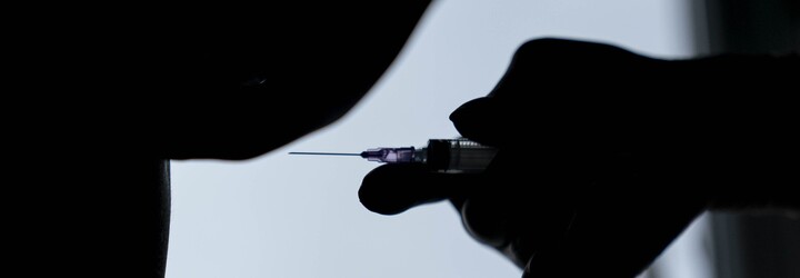 WHO vzkazuje státům, aby se nebály očkovat vakcínou AstraZeneca. Tromboembolické příhody se týkají pouze 0,0007 % případů