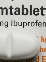 WHO radí: namiesto ibuprofénu na horúčku spôsobenú koronavírusom naozaj radšej užívaj paracetamol