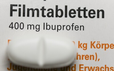 WHO radí: namiesto ibuprofénu na horúčku spôsobenú koronavírusom naozaj radšej užívaj paracetamol