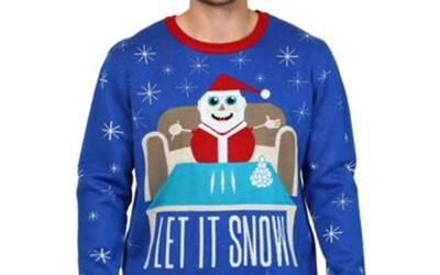Walmart predáva sveter so Santa Clausom a čiarami kokaínu. Bizarne znie aj slogan Let it snow