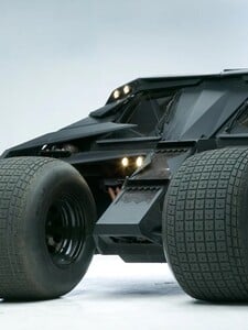 Warner Bros. predáva autentické auto, na akom jazdil Batman. Plne funkčný „Batmobil“ bude stáť viac ako 2,7 milióna eur