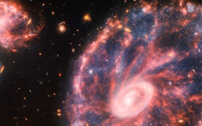 Webbův teleskop zachytil vzácný typ galaxie. Vzdálená je 500 milionů světelných let