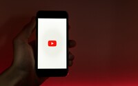 YouTube odstraňuje tisíce kanálů souvisejících s válkou na Ukrajině. Některá videa označují invazi za „osvobozeneckou misi“