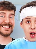 Youtuber MrBeast zaplatil operace pro tisíc nevidomých lidí. Díky němu znovu uvidí