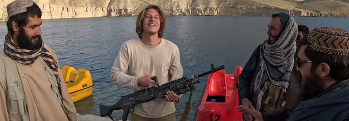 Youtuber, který vezl kolu izolovanému kmeni domorodců, má na krku další kontroverze. Dříve se fotil s Tálibánem