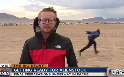 Youtuber se během reportáže z nájezdu na Area 51 snažil dostat do základny vtipným Naruto během