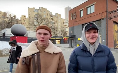 Youtuber se ptá Rusů na ulici, co si myslí o válce. Po zavedení sankcí se lidé bojí odpovídat, tvrdí tvůrce