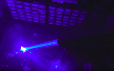 Youtuber vyrobil najsilnejší ručný laser. Dokáže roztaviť sklo