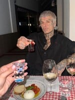 Yzomandias už viac nie je single. V Karlových Varoch prvýkrát verejne odhalil svoju priateľku