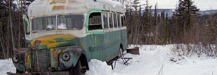 Z Aljašky odvezli slavný autobus, který se objevil ve filmu Into the Wild. Příliš mnoho turistů zemřelo na cestě k němu
