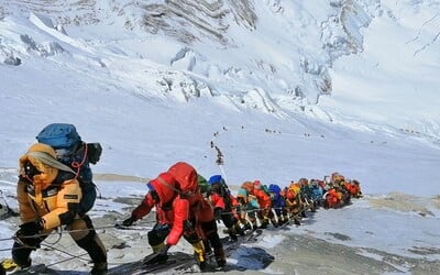 Z Mount Everestu zniesli za šesť týždňov štyri mŕtve telá a 11 ton odpadu