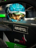 Z Prahy do Japonska veteránem a ve formuli po italském okruhu. Češi Jan a Robin mění svět motorsportu