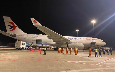 Z Šanghaje vzletělo letadlo s 1,1 milionu respirátorů pro Česko. Sleduj jej na radaru