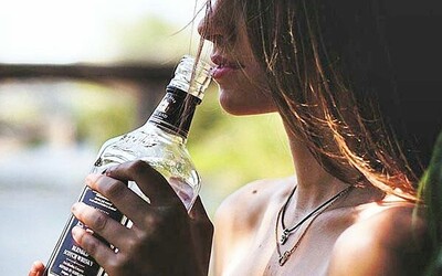 Z alkoholu ti hrozí rakovina rovnako ako z fajčenia. Ak vypiješ fľašu vína, je to ako keby si vyfajčil 10 cigariet