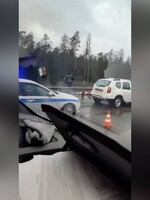 Z kufru nabouraného auta na dálnici v Rusku vypadla mrtvola s podříznutým hrdlem, lopata a lano