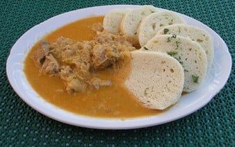 Z obchodného reťazca sťahujú mäsový výrobok. V segedínskom guláši objavili lieky pre zvieratá