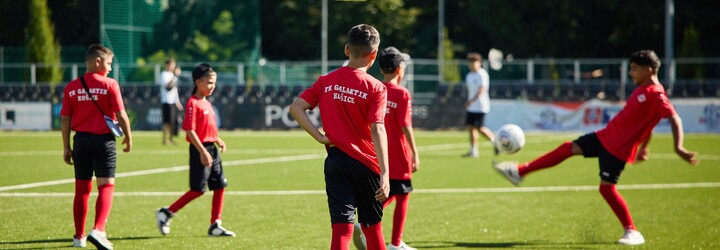 Z rómskej osady na výslnie? Spoznaj príbeh troch malých chlapcov, ktorých spája veľký  sen