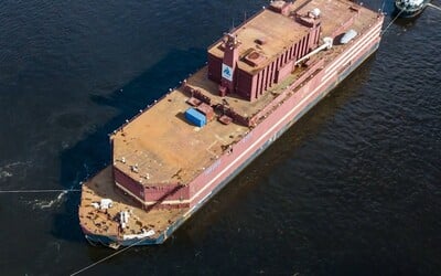 Z ruského přístavu vyplula elektrárna, o níž odborníci mluví jako o plovoucím Černobylu