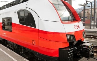 Z vlaku pri Viedni evakuovali 400 ľudí. Zostali uväznení celé hodiny bez klimatizácie
