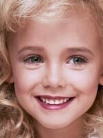 Z vraždy 6-ročnej detskej modelky roky upodozrievali jej rodičov: hoci sa k nej prihlásil pedofil, dodnes za ňu nikoho neodsúdili