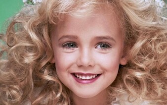 Z vraždy šestileté dětské modelky byli dlouhé roky podezřelí její rodiče. Muž, který se k ní přihlásil, dodnes nebyl odsouzen