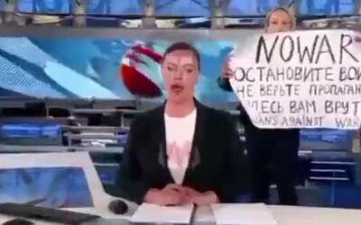 ZÁZNAM: Vojna Ukrajina – Rusko: „Nie vojne!“ ukázala na plagáte vo vysielaní ruskej štátnej televízie jej zamestnankyňa