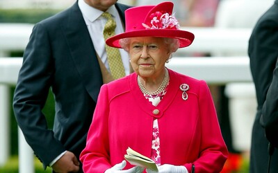ŽIVĚ: Lidé pokládají květiny k Buckinghamskému paláci a Balmoralu k uctění památky Alžběty II.