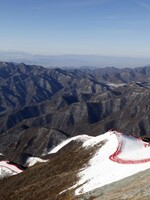 ZOH 2022: Lyžovačka na púštnych kopcoch. Ako dokázali v Pekingu postaviť zjazdovky a ako to ovplyvnilo životné prostredie?