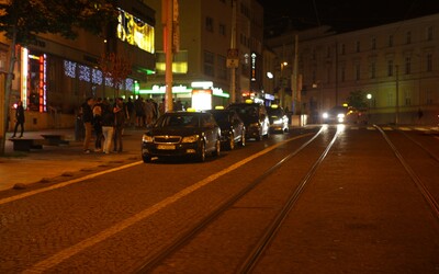 Za koľko ťa taxikári v noci odvezú z centra Bratislavy? Podvodník bez licencie nás chcel pripraviť o 60 €