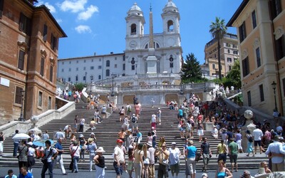 Za sezení na slavných Španělských schodech v Římě dostaneš pokutu až 10 tisíc korun. Město zavedlo nový zákaz