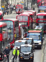 Za vjezd do centra Londýna řidiči zaplatí až 3 tisíce korun. Město tak bojuje proti emisím