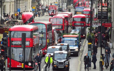 Za vjezd do centra Londýna řidiči zaplatí až 3 tisíce korun. Město tak bojuje proti emisím