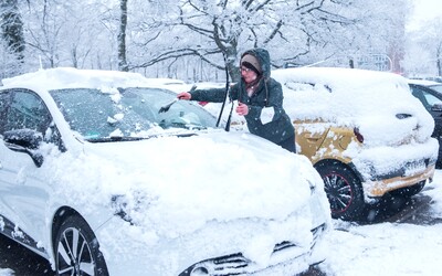 Za zasnežené auto ti hrozí pokuta. Ktoré časti vozidla musíš mať očistené?