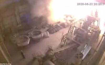 Zábery z mohutného výbuchu ruskej fabriky pripomínajú černobyľskú haváriu. Najprv obrovská rana, po nej oblak dymu