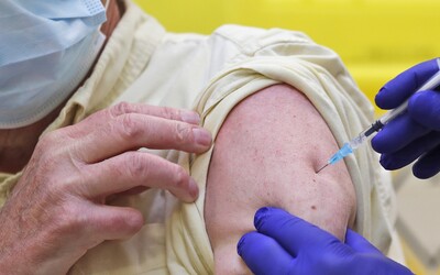 Začalo očkování čtvrtou dávkou proti covidu, registrace není nutná