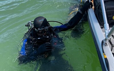 Záchranári už hodiny hľadajú muža vo vodnej nádrži na strednom Slovensku. Na miesto smerujú potápači