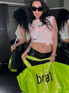 Začína „Brat“ jeseň: Charli XCX vydáva album plný nadupaných mien. Tešiť sa môžeš na Yung Leana či Arianu Grande