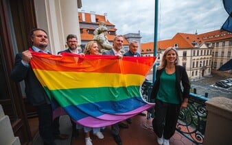 Začíná Prague Pride. Kdo z českých politiků a političek vyvěsil duhové vlajky? 