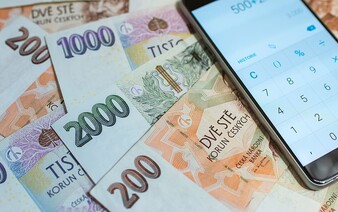 Zadlužení Čechů roste, průměrný občan dluží 300 000 korun