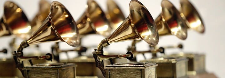 Záhadný pes v pláštěnce na Grammy: Víme, odkud se vzal