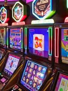 Zahrali sme si na automatoch v bratislavskej a košickej herni: Bankovky v igelitke a z krupierov gambleri. (Reportáž)