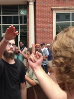 Zakladateľ Proud Boys si na kamere vopchal do zadku umelý penis. Mladí fašisti poslúchajú Trumpa na slovo a milujú násilie