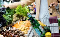 Základní potraviny v Česku zlevnily, zboží je přesto drahé. Na ceny před krizí zapomeň